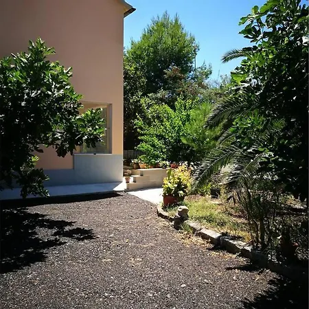 Nyaraló Sandhome *